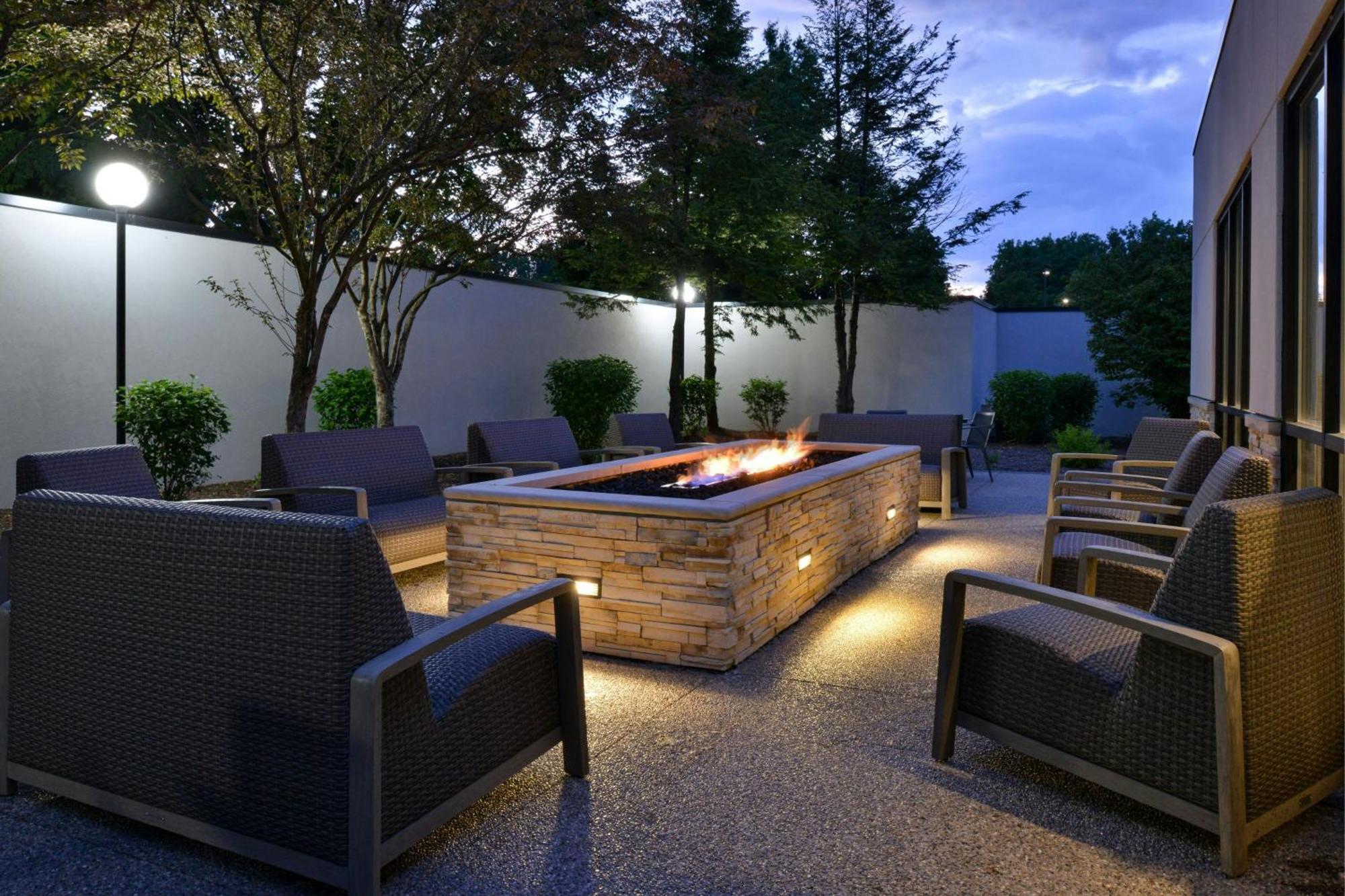 Courtyard Detroit Utica Hotel Exterior foto