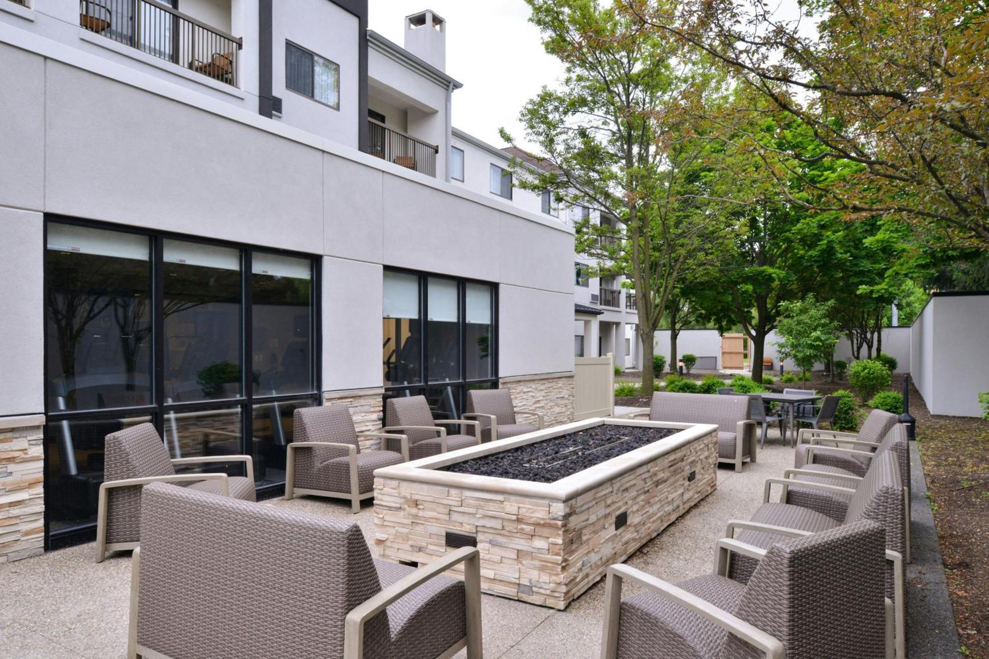 Courtyard Detroit Utica Hotel Exterior foto