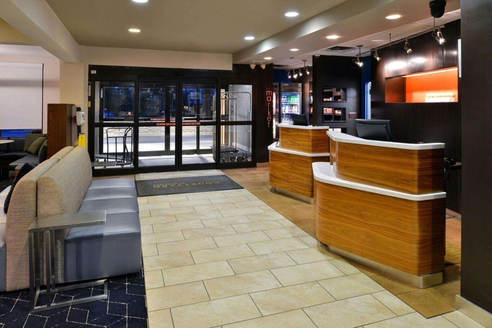 Courtyard Detroit Utica Hotel Exterior foto