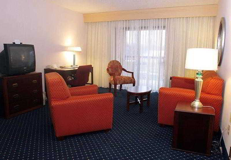 Courtyard Detroit Utica Hotel Exterior foto